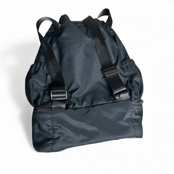 NWOT Beyond Yoga Convertible Gym Bag Black Backpack Tote Pockets - Picture 6 of 8